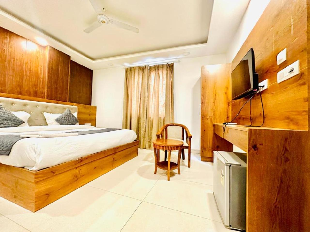 Hotel Galaxy Inn Near Delhi International Airport Neu-Delhi Exterior foto