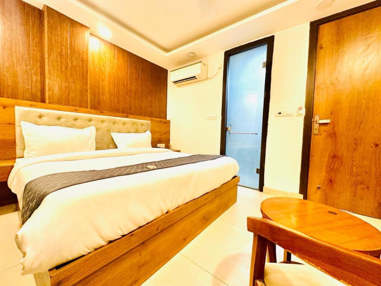 Hotel Galaxy Inn Near Delhi International Airport Neu-Delhi Exterior foto